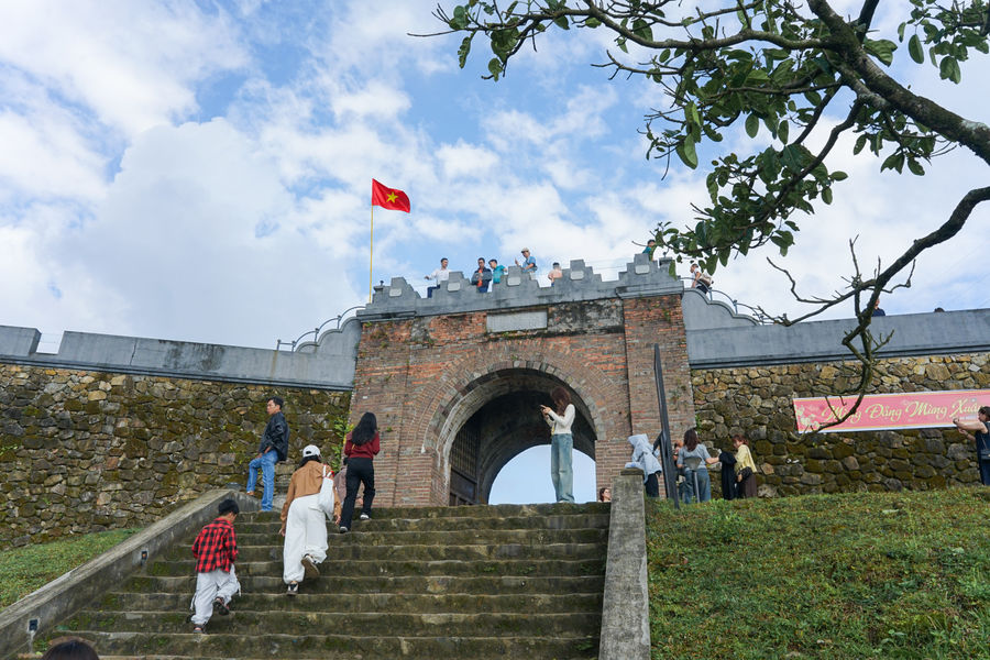 Hai Van Gate sees surge in visitors during early Lunar New Year