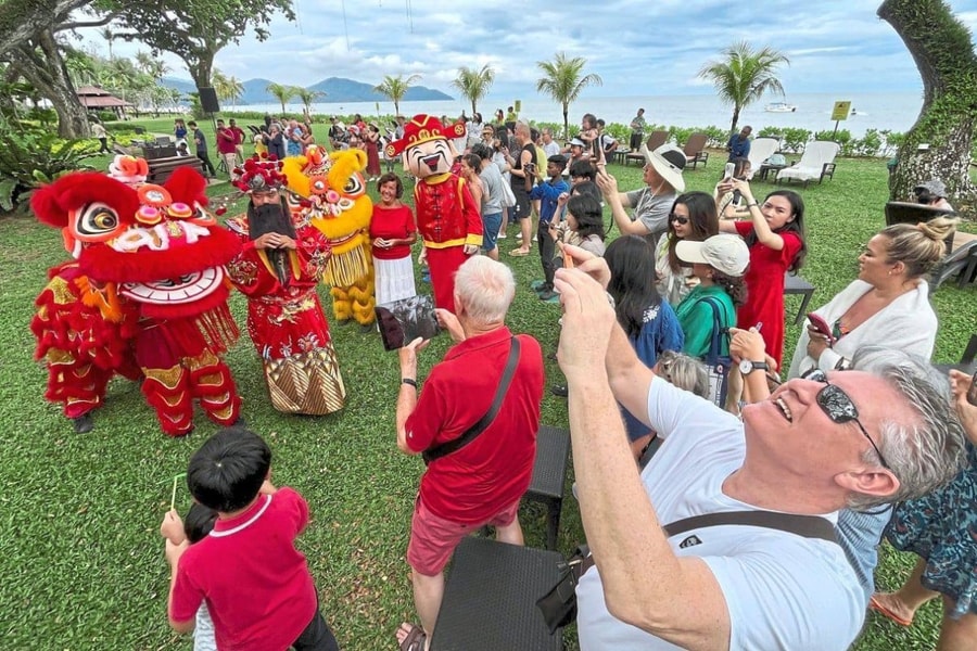 Làn sóng du lịch lễ hội mùa xuân