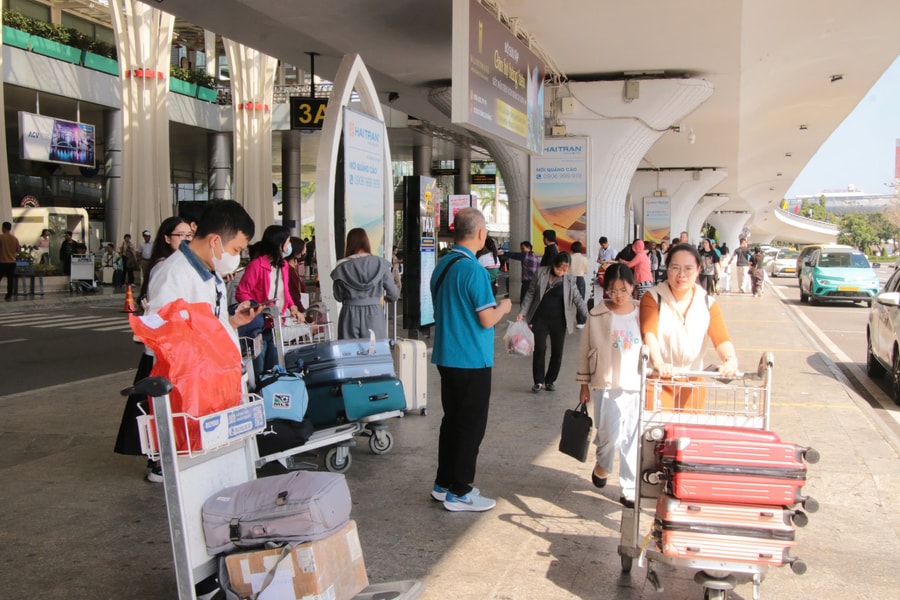 Người dân trở lại thành phố sau kỳ nghỉ Tết