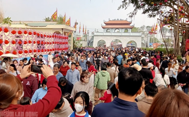 Thanh Hóa: Hàng vạn người đổ về Phủ Na xin nước thánh cầu bình an đầu năm