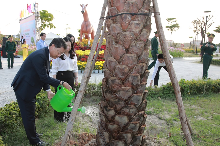 Phường Ngũ Hành Sơn trồng hàng nghìn cây xanh hưởng ứng "Tết trồng cây" Xuân Bính Ngọ 2026