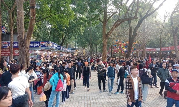 Chùa Hương, Yên Tử và núi Bà Đen đông nghẹt khách hành hương dịp Tết 2026