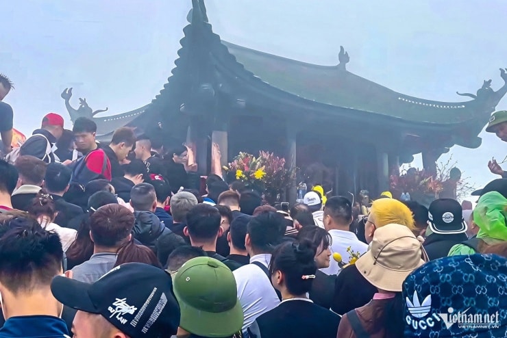 Yên Tử mùng 6 Tết Bính Ngọ: Biển người chen chân chiêm bái đỉnh thiêng Quảng Ninh