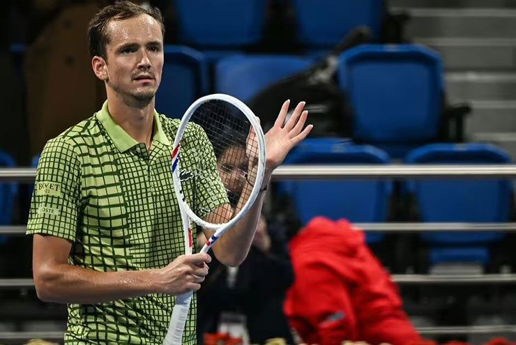 Medvedev thắng áp đảo Wawrinka 2-0, thẳng tiến vào vòng 3 Dubai Open