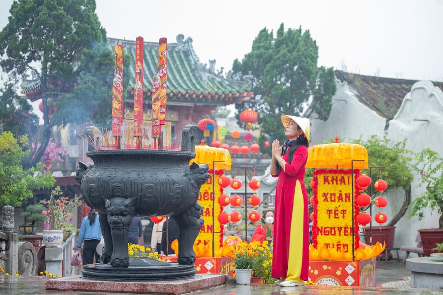 Trăng vàng khai hội