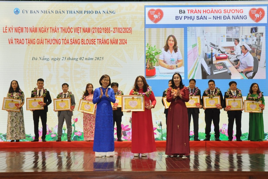 Giải thưởng “Tỏa sáng Blouse trắng” vinh danh những người thầy thuốc hết lòng vì bệnh nhân