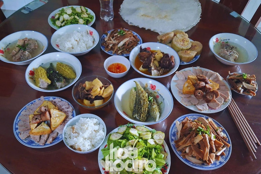 Biến tấu món ngon từ thực phẩm dư sau Tết: Từ bánh chưng pizza đến gà sốt cay