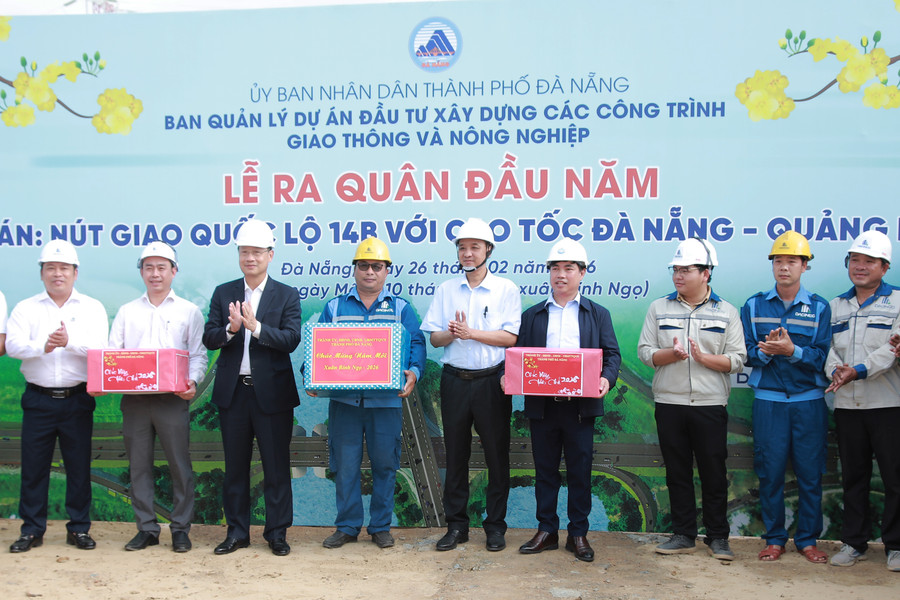 Phó Bí thư Thành ủy Ngô Xuân Thắng kiểm tra công tác thi công đầu năm các dự án giao thông