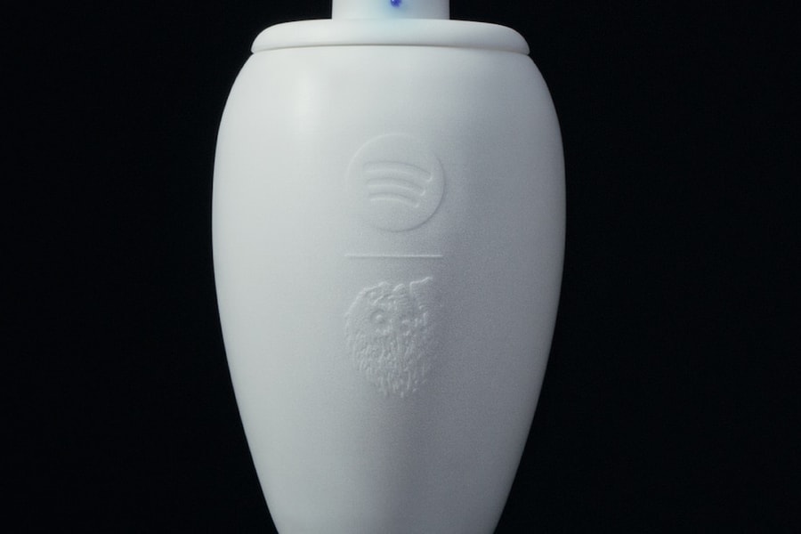 Spotify ra mắt loa Bluetooth Eternal Playlist Urn hình bình đựng tro cốt giá 495 USD