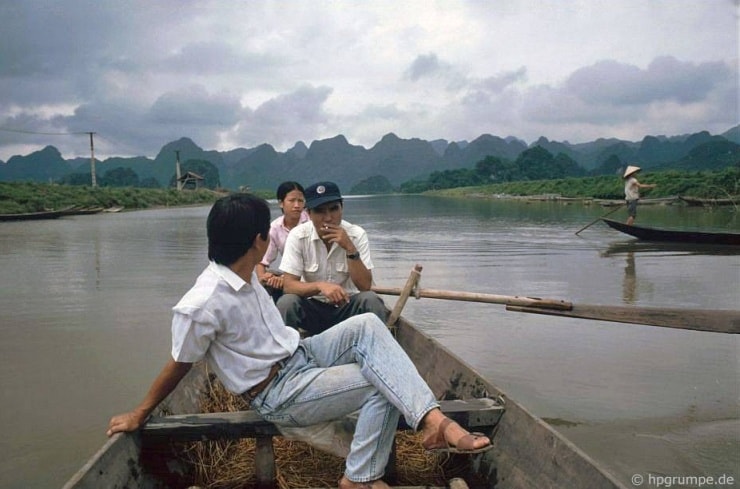 Chùa Hương 35 năm trước: Vẻ đẹp tĩnh lặng và nguyên sơ qua ống kính khách quốc tế