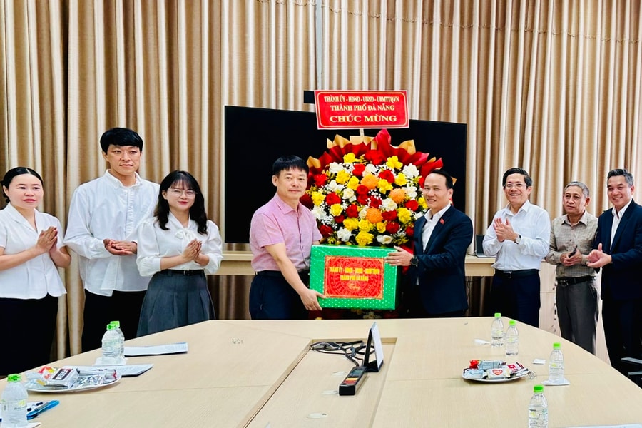 Phó Bí thư Thường trực Thành ủy Nguyễn Đình Vĩnh thăm các doanh nghiệp Đà Nẵng đầu năm mới