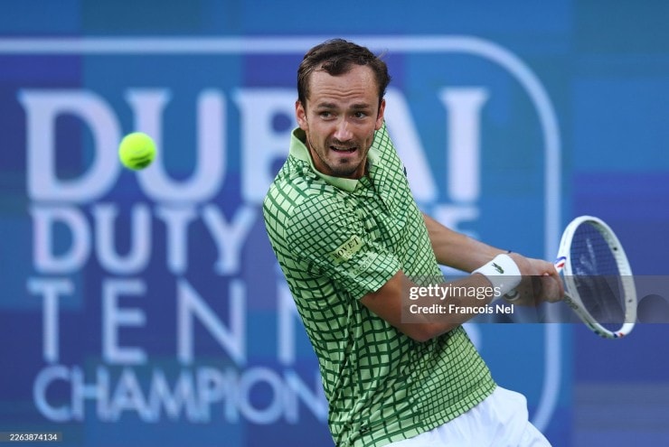 Daniil Medvedev đánh bại Auger-Aliassime 2-0, giành vé vào chung kết Dubai Open