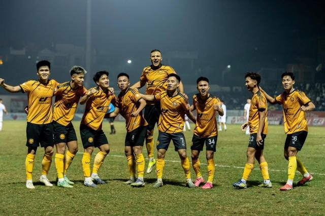 Thanh Hóa chi tiền thoát án phạt FIFA, Đồng Nai xây chắc ngôi đầu giải hạng Nhất