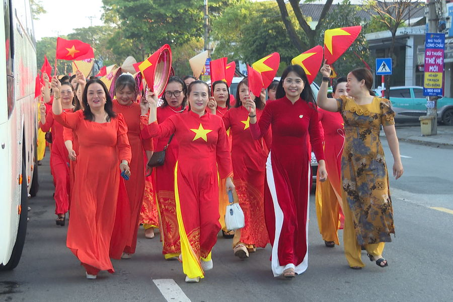 Hơn 200 hội viên phụ nữ xã Hòa Tiến tham gia hưởng ứng Tuần lễ áo dài