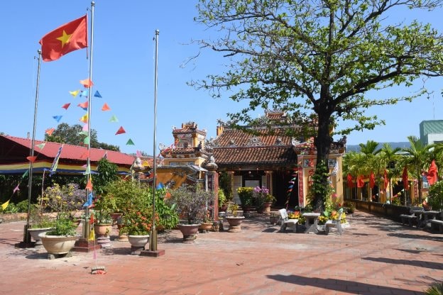 Đình của người làng biển