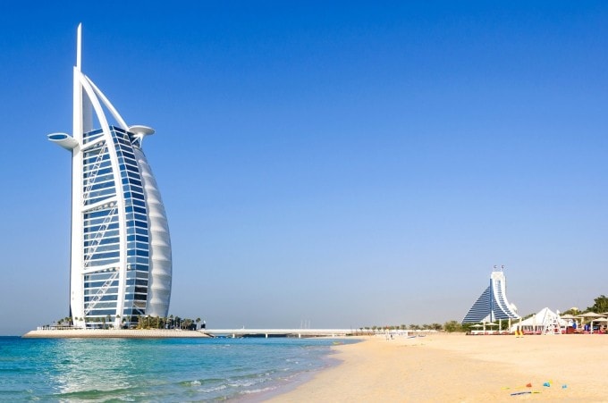 Dubai: Khách sạn biểu tượng Burj Al Arab bốc cháy do trúng mảnh vỡ máy bay không người lái