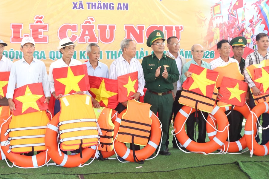 Đồn Biên phòng Bình Minh trao tặng cờ Tổ quốc và áo phao cho ngư dân xã Thăng An