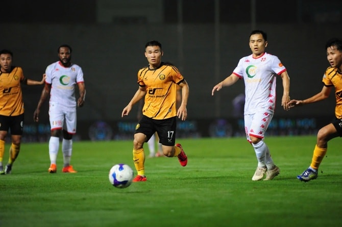 Nguyễn Văn Tùng lập cột mốc 11.000 bàn thắng trong lịch sử V-League tại sân Lạch Tray