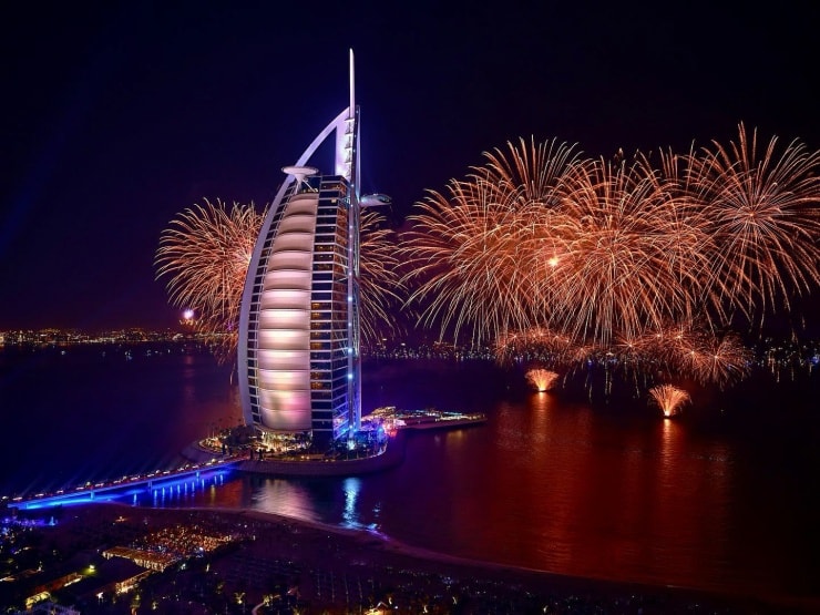 Burj Al Arab: Bên trong khách sạn cánh buồm xa hoa bậc nhất Dubai vừa gặp hỏa hoạn