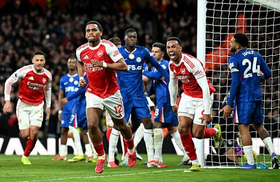 Arsenal 2-1 Chelsea: Pháo thủ xây chắc ngôi đầu nhờ "đặc sản" bóng chết