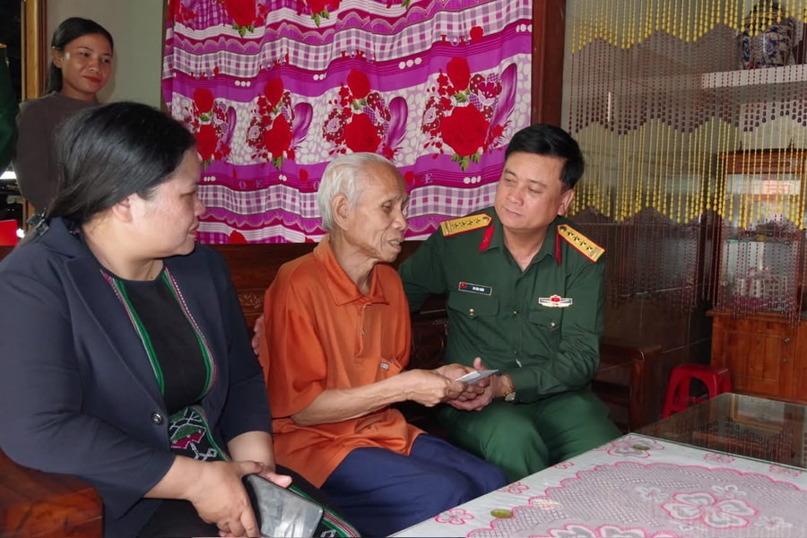 Lãnh đạo Bộ Chỉ huy Quân sự thành phố Đà Nẵng tặng quà gia đình chính sách