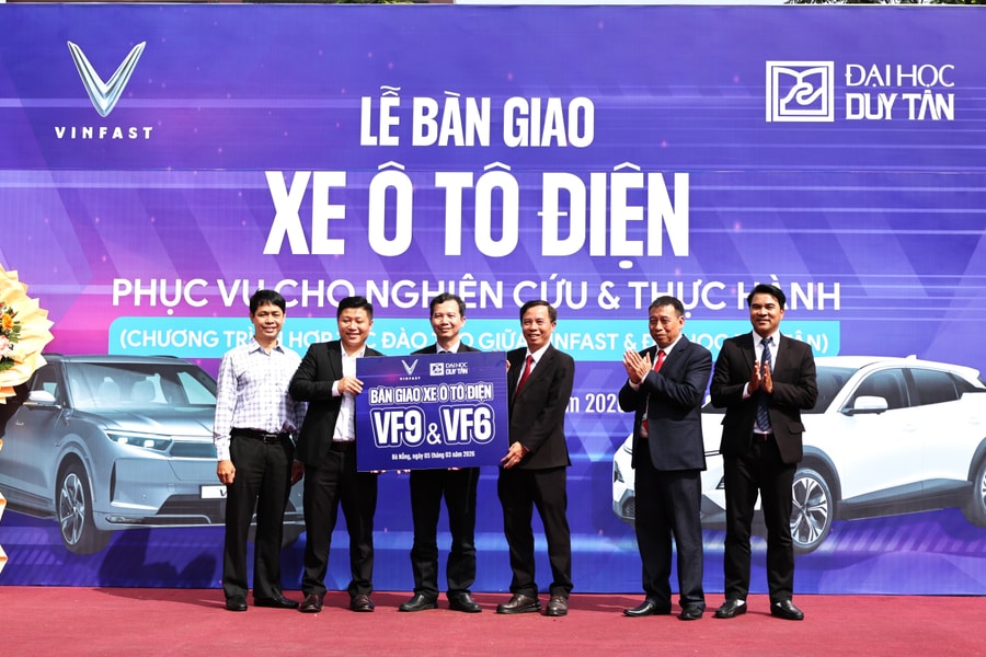Đại học Duy Tân tiếp nhận 2 xe ô tô điện phục vụ nghiên cứu, thực hành