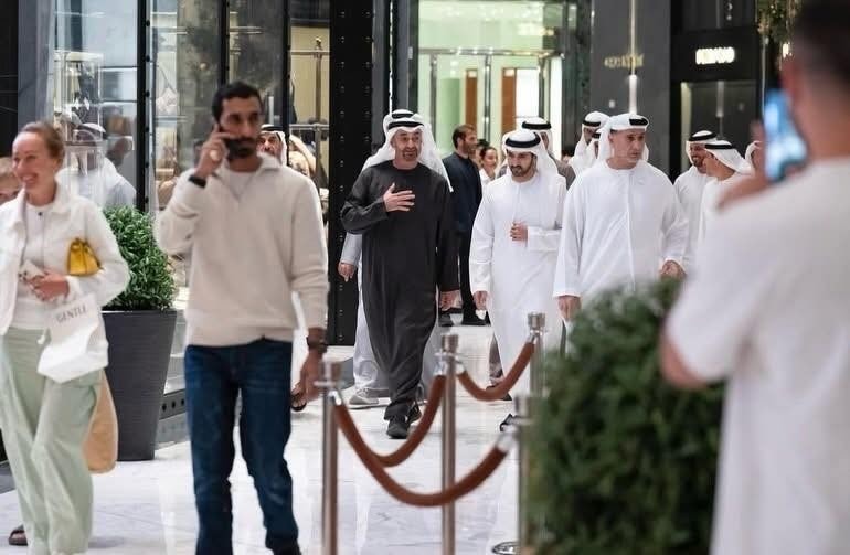 UAE: Tổng thống trực tiếp thăm du khách, chi trả toàn bộ chi phí cho 20.200 người mắc kẹt