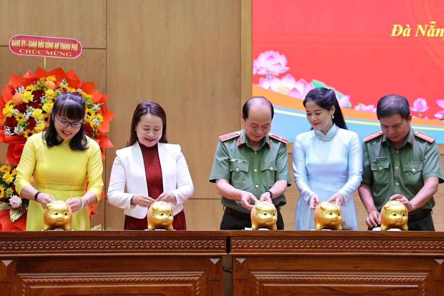 Tôn vinh nữ cán bộ, chiến sĩ Công an thành phố