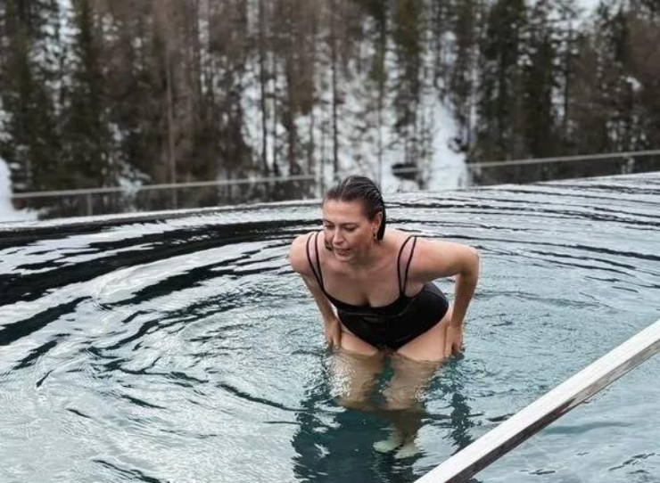 Maria Sharapova gây sốt với vóc dáng gợi cảm tuổi 38 giữa trời tuyết Dolomites