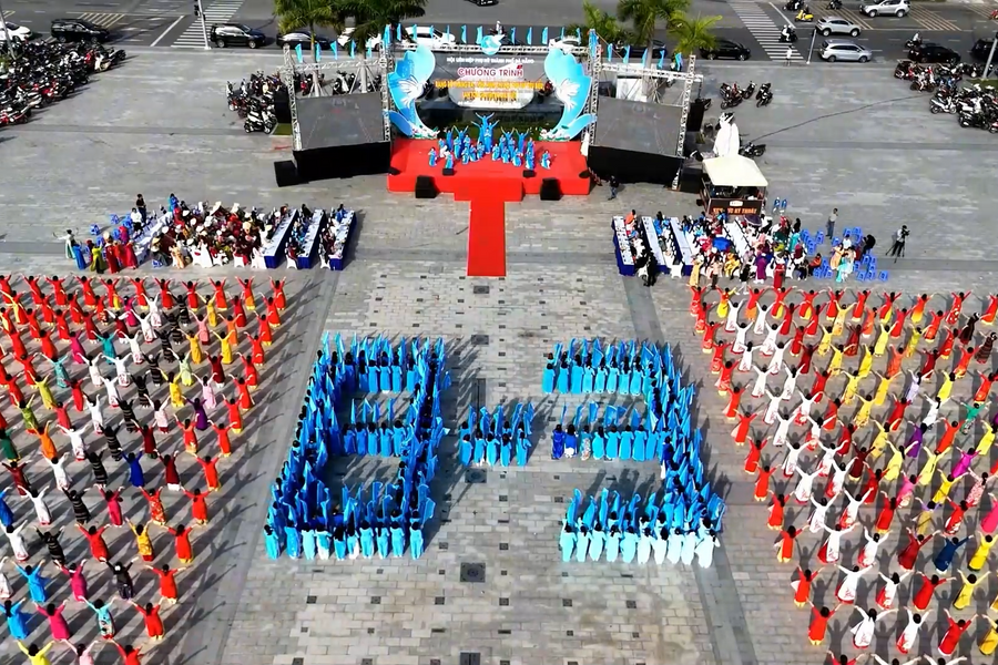 [Video] - Thousands of women in Da Nang perform mass folk dance