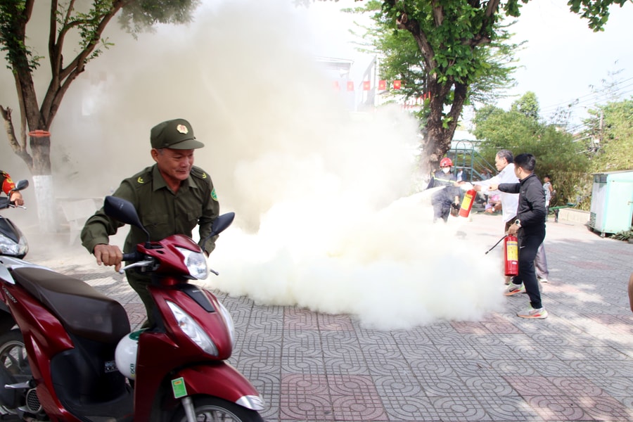 Diễn tập phương án chữa cháy và cứu nạn, cứu hộ tại các điểm bầu cử của phường Hòa Cường