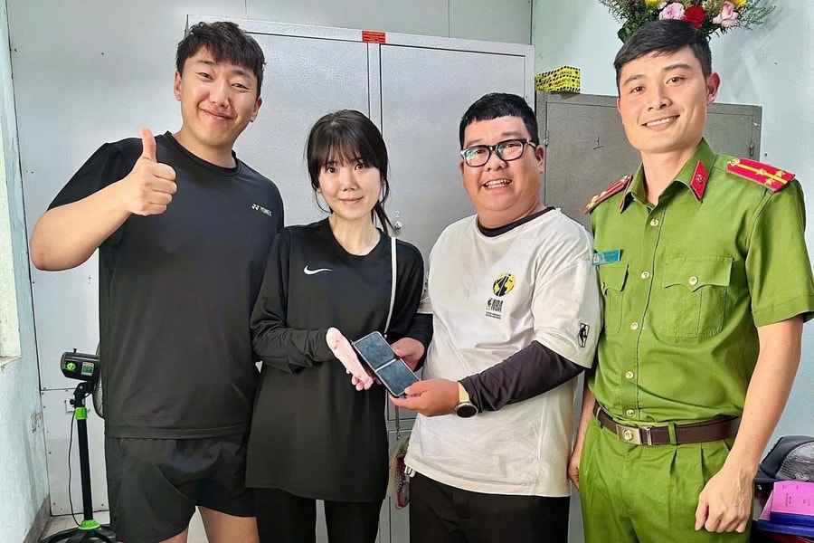 Công an phường Điện Bàn Đông tìm tài sản thất lạc trả lại du khách Hàn Quốc