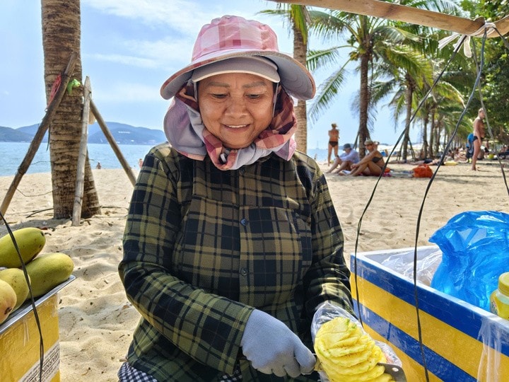 Nha Trang: Trải nghiệm thú vị cùng tiếng rao hoa quả 'viral' toàn cầu của dì Mai