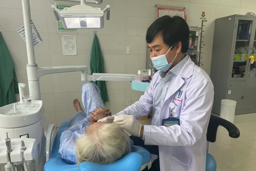 Người bác sĩ giữ nụ cười cho bệnh nhân