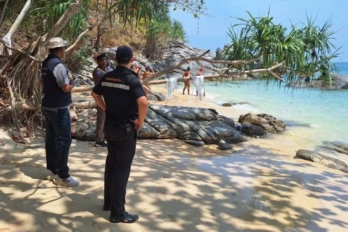 Phuket: Cảnh sát thắt chặt quản lý bãi biển sau vụ du khách tắm khỏa thân tại Rawai