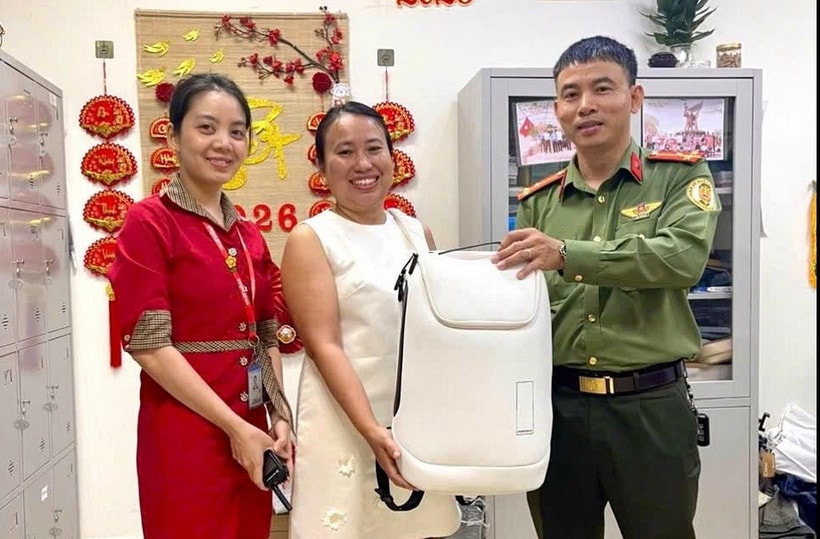 Indian tourist gets back nearly VND 150 million in lost property at Da Nang airport