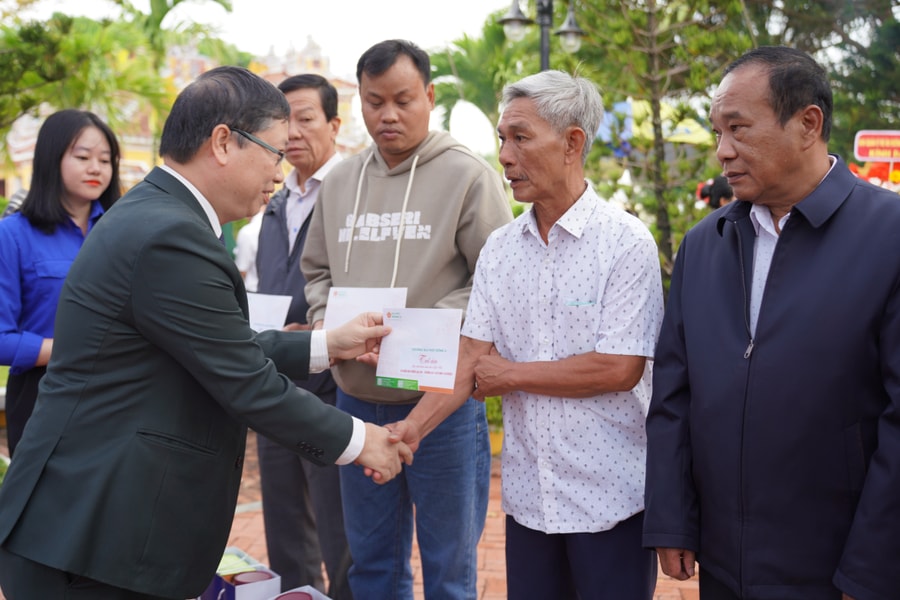 Trường Đại học Đông Á dâng hương tri ân các liệt sĩ hy sinh trong sự kiện Gạc Ma