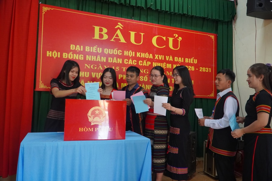 Khắp nơi nô nức đi bầu cử