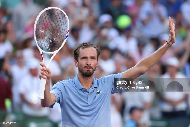 Daniil Medvedev quật ngã Carlos Alcaraz, thẳng tiến vào chung kết Indian Wells