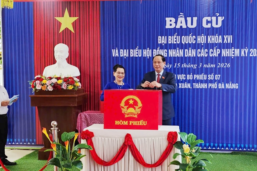 Phó Chủ tịch Quốc hội Trần Quang Phương dự khai mạc và bỏ phiếu tại Tổ bầu cử số 7, phường Hòa Xuân
