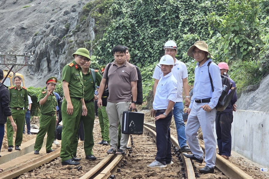Điều tra nguyên nhân vụ đá lăn làm đứt gãy đường sắt qua đèo Hải Vân