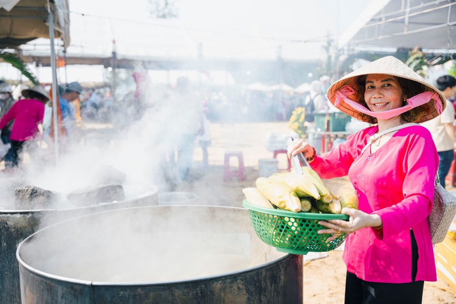 Phát triển du lịch từ nghề trồng bắp nếp Cẩm Nam