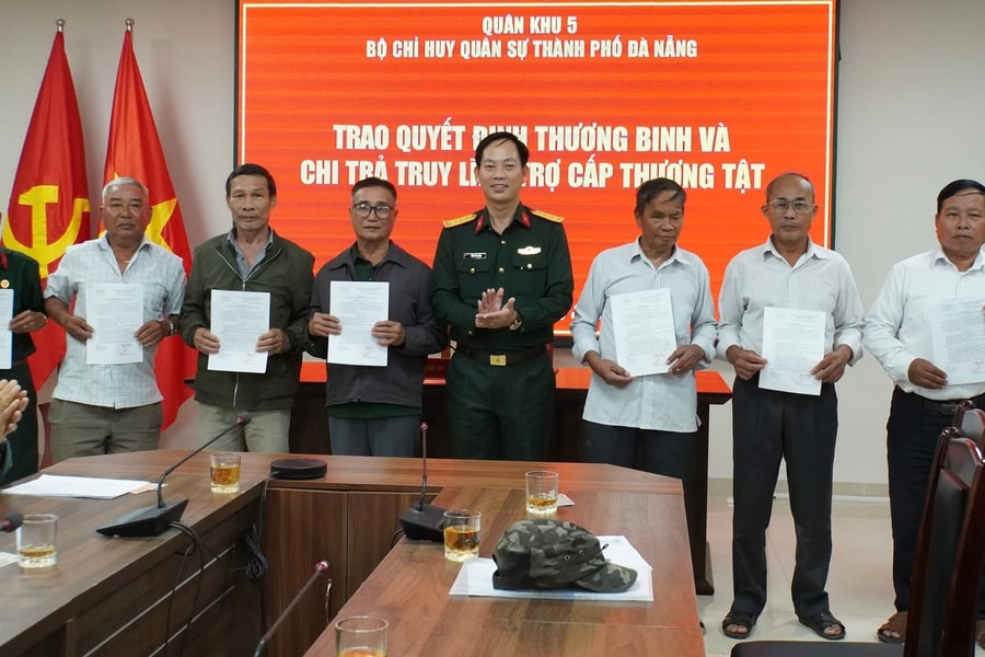 15 cựu chiến binh được trao giấy chứng nhận thương binh