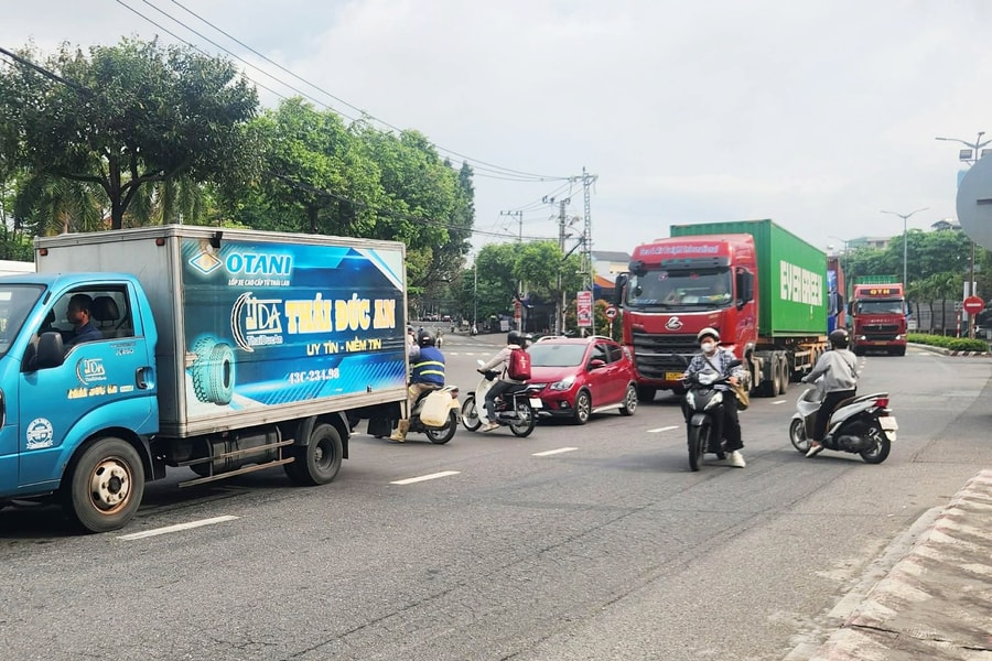 Nguy cơ tai nạn giao thông từ hành vi tạt đầu xe