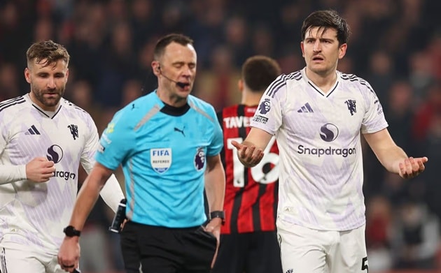 Harry Maguire và 'tiêu chuẩn kép' của VAR: Man Utd đánh rơi chiến thắng đầy cay đắng