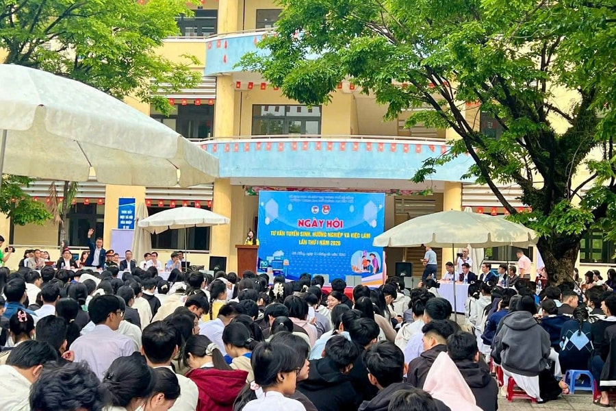 Sôi nổi ngày hội tư vấn tuyển sinh tại Trường THPT Nguyễn Trãi