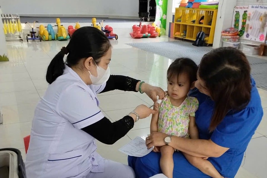 Chủ động tiêm vắc xin bù liều cho trẻ