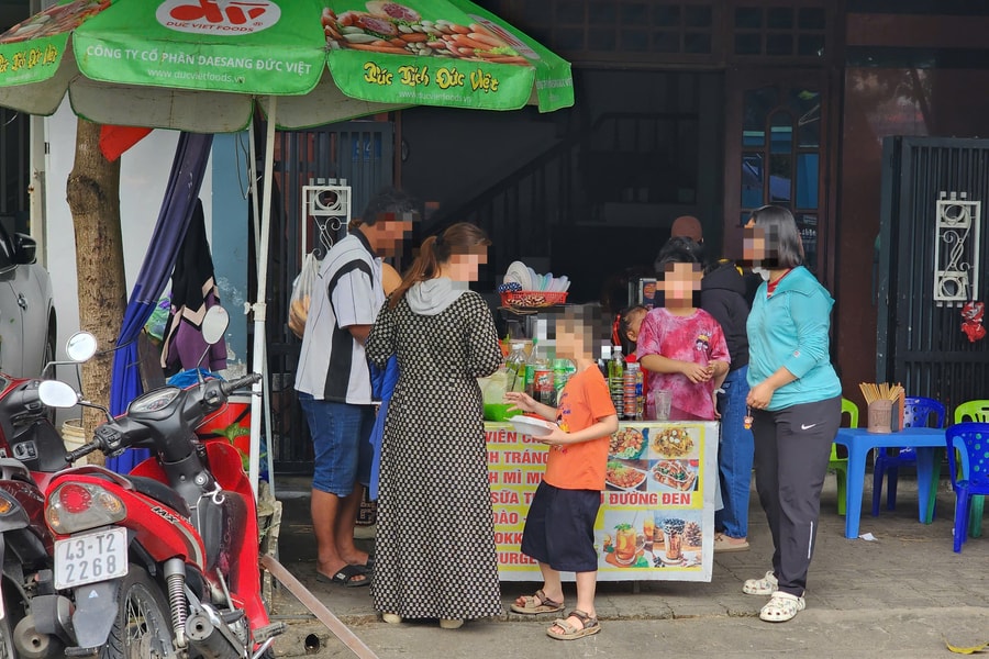 Những chiếc “bẫy ngọt ” trước cổng trường