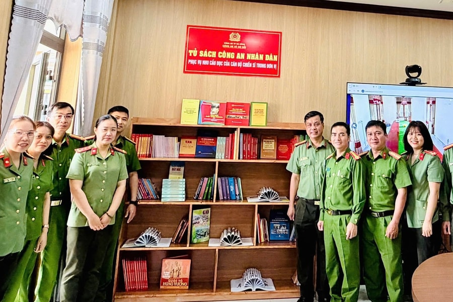 Ra mắt “Tủ sách Công an nhân dân”