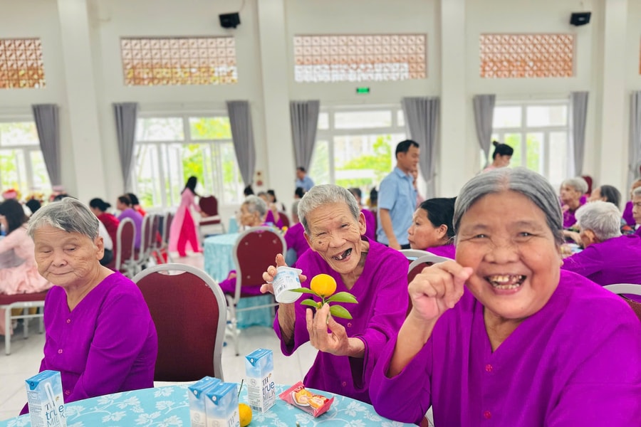 Những bàn tay giữ nhịp yêu thương
